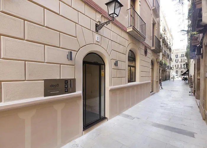 Deco s Barcelona-Born Apt.